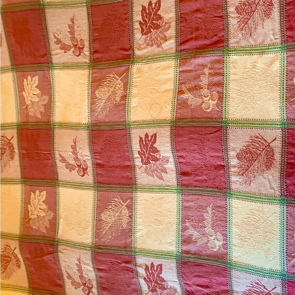 Fall leaves ๐ jacquard tablecloth, cotton. Gently used during the holidays. - Picture 5 of 9